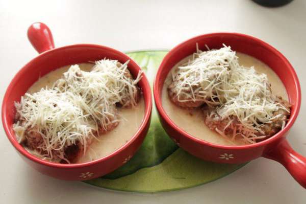 Котлеты залить соусом, сверху посыпать сыром и отправить в духовку до зарумянивания.