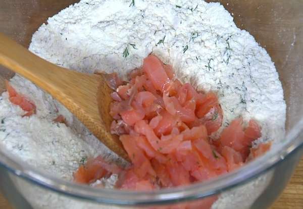 Семгу нарезать маленькими кусочками (немного оставить для украшения), добавить к муке с укропом и перемешать. Семгу нарезать маленькими кусочками (немного оставить для украшения), добавить к муке с укропом и перемешать.