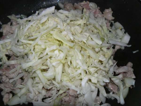Капусту нашинковать и обжарить с луком,куриной мякотью