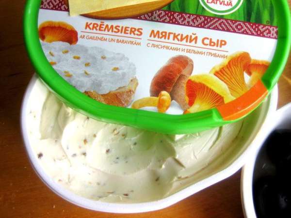У меня был куплен новый сливочный сыр с лисичками и белыми грибами,но можно любой по Вашему вкусу. Или взять простое масло.