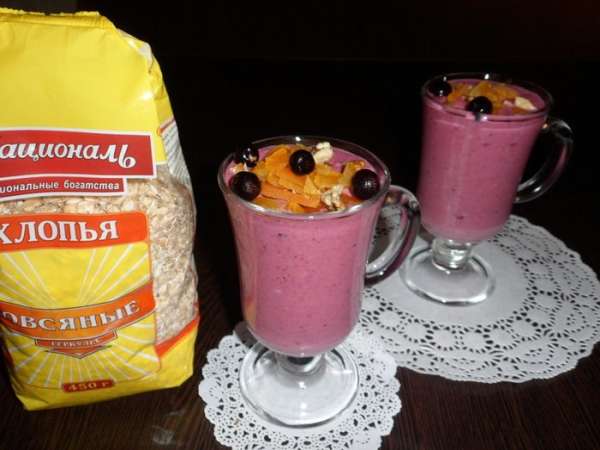 Разливаем по бокалам, украшаем. Десерт густой, кушать ложечкой. Смузи с замороженными ягодами  и овсяными хлопьями готов! 