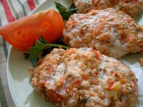 Лично от себя впечатления - безумно вкусно!!! Так диетично и легко! Не нужен никакой гарнир! Для себя  я открыла такое вкусное сочетание перца, помидора и куриного мяса. На первый взгляд фарш был жидковат, все-таки помидоры дали сок, однако пароварка все скрепила! Котлетки ну очень сочные и нежные!