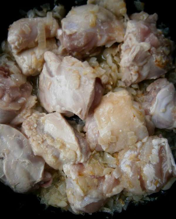 Добавить куски курицы (у меня был цыплёнок) и готовить, переодически помешивая 15 - 20 минут. Добавить куски курицы (у меня был цыплёнок) и готовить, переодически помешивая 15 - 20 минут.