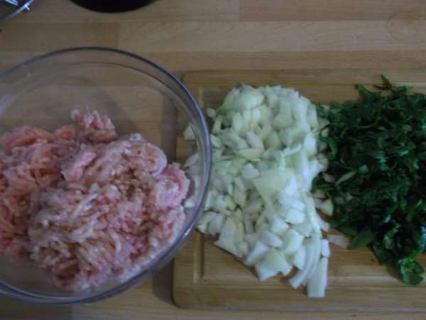 Разогреваем духовку до 180 градусов, в это время перемалываем на мясорубке куриный фарш, мелко режем лук (можно перемолоть с грудками) также мелко нарезаем шпинат и петрушку (петрушку небольшой пучок, а шпината можно побольше). Разогреваем духовку до 180 градусов, в это время перемалываем на мясорубке куриный фарш, мелко режем лук (можно перемолоть с грудками) также мелко нарезаем шпинат и петрушку (петрушку небольшой пучок, а шпината можно побольше).