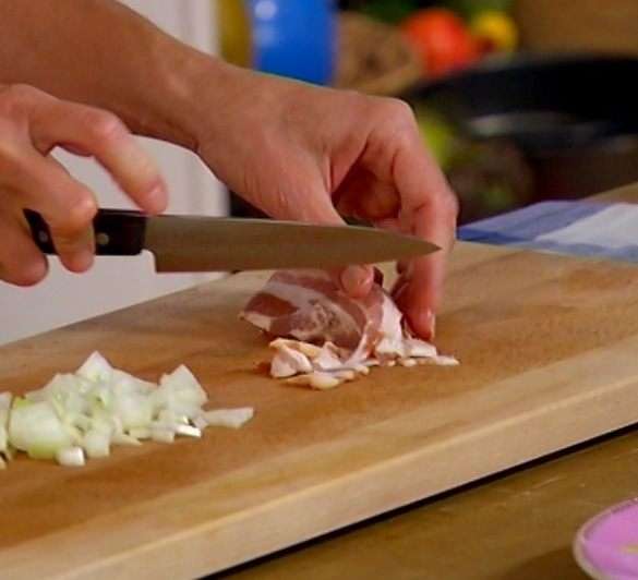 Бекон нарезать небольшими полосками. Бекон нарезать небольшими полосками.
