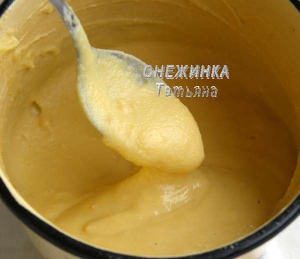Добавляем муку с 1/3 ч.л. разрыхлителя, снова вымешиваем венчиком. Тесто должно быть нежным и не слишком густым. Ориентируйтесь по консистенции, по необходимости добавьте больше муки. Оставляем на время. Добавляем муку с 1/3 ч.л. разрыхлителя, снова вымешиваем венчиком. Тесто должно быть нежным и не слишком густым. Ориентируйтесь по консистенции, по необходимости добавьте больше муки. Оставляем на время.