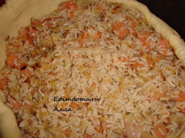 Укладываем лепешку в сковороду с высокими бортами, сверху выкладываем начинку.