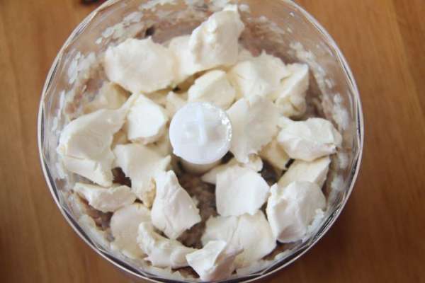 Добавить плавленые сырки (по вкусу 2-3 сырка по 90г).