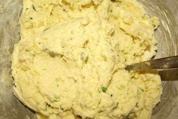Добавляем муку, разрыхлитель. Соль, перец по вкусу. И замешиваем тесто. Добавляем муку, разрыхлитель. Соль, перец по вкусу. И замешиваем тесто.