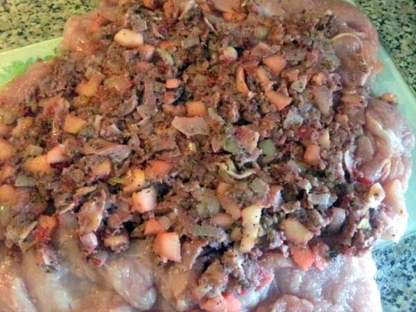 Теперь собираем рулет. Для этого на мясо выложить начинку и распределить по всей площади. Теперь собираем рулет. Для этого на мясо выложить начинку и распределить по всей площади.