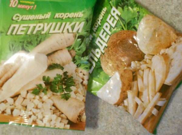 Готовое мясо вынуть из бульона, накрыть пищевой плёнкой и оставить остывать.