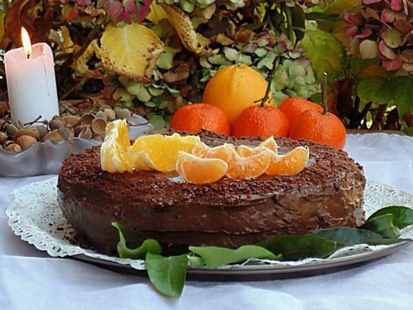 Украсить стружкой шоколада и дольками апельсина и мандарина. Украсить стружкой шоколада и дольками апельсина и мандарина.