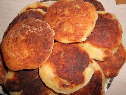 Делаем лепешечки и жарим с 2 сторон, выкладывая на сковороду с раскаленным растительным маслом.
Делаем лепешечки и жарим с 2 сторон, выкладывая на сковороду с раскаленным растительным маслом.