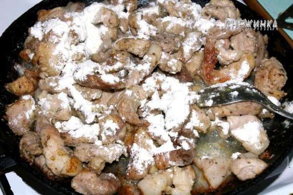 Затем добавляем к мясу муку, перемешиваем, чтобы мука растворилась. Затем добавляем к мясу муку, перемешиваем, чтобы мука растворилась.