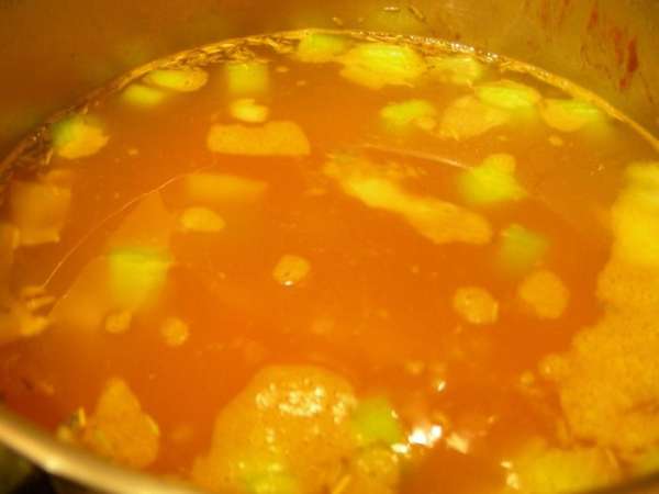Добавляем порезанную кубиками тыкву и бульон. Доводим до кипения и готовим на небольшом огне около 30 минут до мягкости овощей.
Добавляем порезанную кубиками тыкву и бульон. Доводим до кипения и готовим на небольшом огне около 30 минут до мягкости овощей.