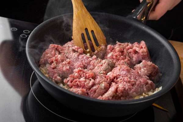 Смешать с фаршем, солью, перцем и орегано.