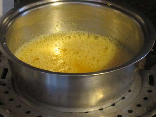 Лимонный сок смешать на водяной бане с сахаром, яичными желтками и крахмалом, затем, также на водяной бане, взбить венчиком в пену.
