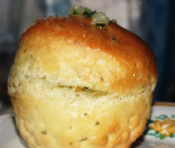 Булочки ближе.Очень хорошо к первым блюдам.Вкусно и ароматно