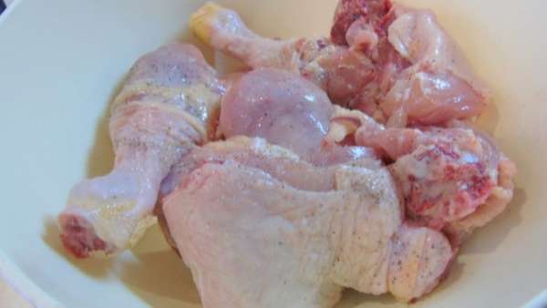 Мясо разделайте на порционные куски, посолите и поперчите.
