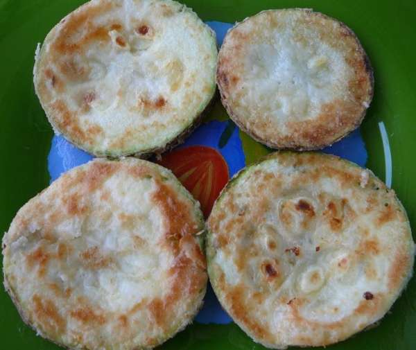 Для соуса смешать мелкорубленный укроп, чеснок и сметану, посолить по вкусу... Для соуса смешать мелкорубленный укроп, чеснок и сметану, посолить по вкусу...