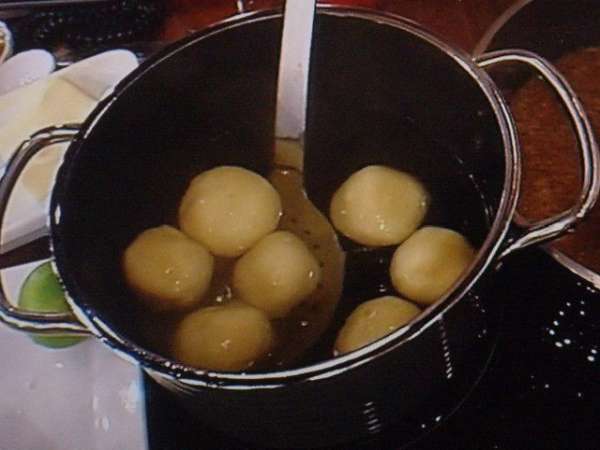 Готовые клёсы достать шомовкой и дать стечь воде.