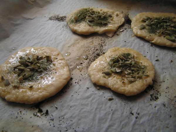 Посыпать рубленными семечками и укропом