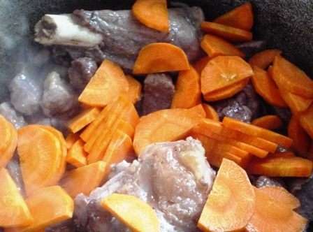 Когда мясо подрумянится, добавить морковь и, помешивая, обжарить до золотистого цвета.
Когда мясо подрумянится, добавить морковь и, помешивая, обжарить до золотистого цвета.