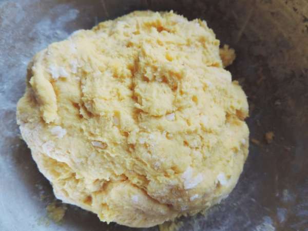 Смешиваем тыквенное и картофельное пюре. Добавляем масло или маргарин комнатной температуры, соль, яйцо, разрыхлитель и замешиваем мягкое тесто. Оно сможет слегка липнуть к рукам, это нестрашно. Отправляем тесто в холодильник, предварительно завернув в пищевую пленку.