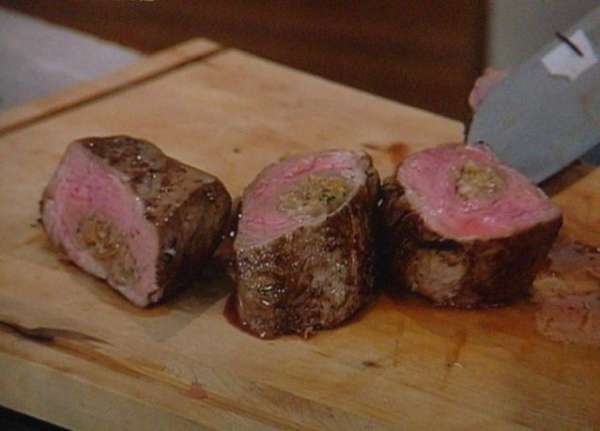 Мясу дать отдохнуть минут 5, порезать на порции. Мясу дать отдохнуть минут 5, порезать на порции.