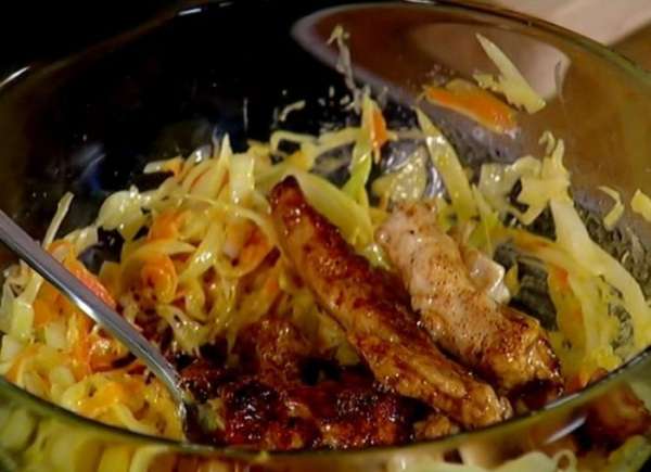 К капусте с морковью добавить горчицу и куриное мясо, все перемешать.