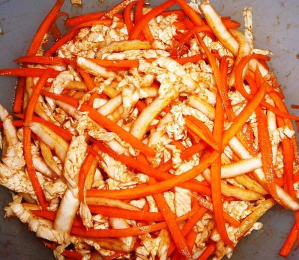 Приготовить заправку, смешав растительное масло, кунжутное масло, соевый соус, лимонный сок, перец и сухой имбирь, выдавить чеснок. Заправить овощи и дать немного постоять... Приготовить заправку, смешав растительное масло, кунжутное масло, соевый соус, лимонный сок, перец и сухой имбирь, выдавить чеснок. Заправить овощи и дать немного постоять...