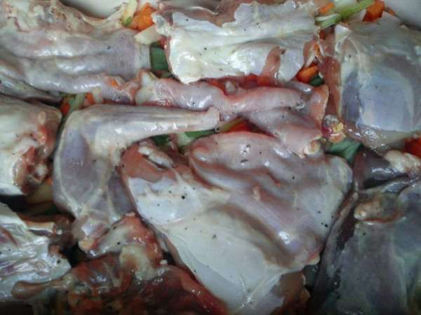 Мясо натереть оливковым маслом, смешанным с солью и перцем. Выложить его сверху овощей. Запекать в духовке при 200 С 15 минут