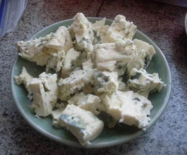 Поломать произвольными кусочками сыр. У меня bleu d#39;auvergne - тоже голубой сыр из коровьего молока, только из Франции, угостили по случаю.