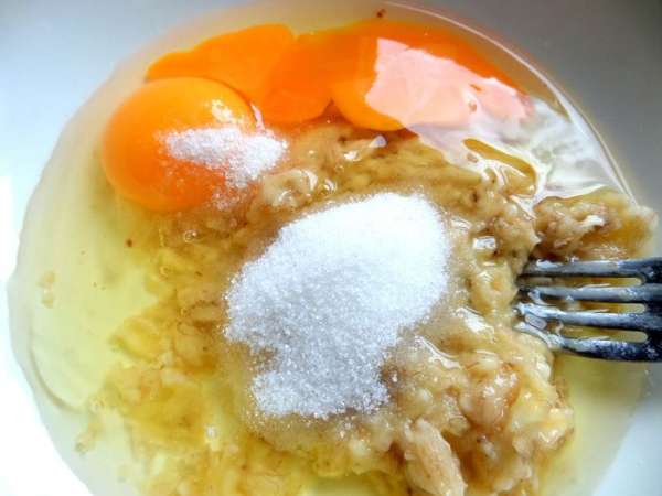 Вбиваем яйца,ваниль и сахар по вкусу.