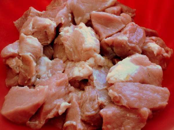 Свинину порезать кусочками размером примерно 3х3см. Свинину порезать кусочками размером примерно 3х3см.