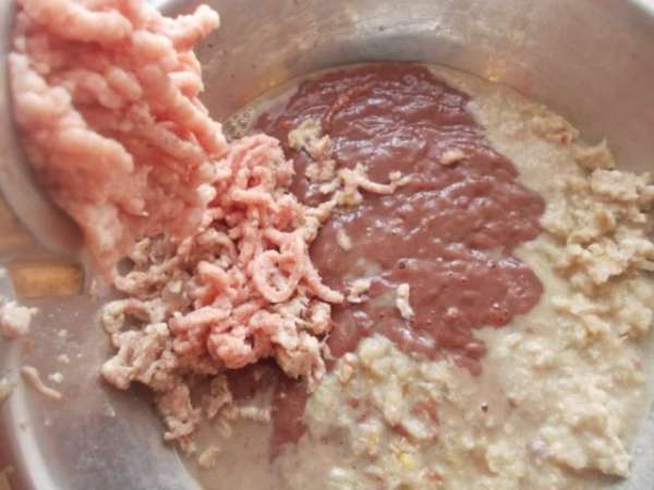 К печени помолоть лук,чеснок и мясо. Лучше, чтобы свинина была с жирком.