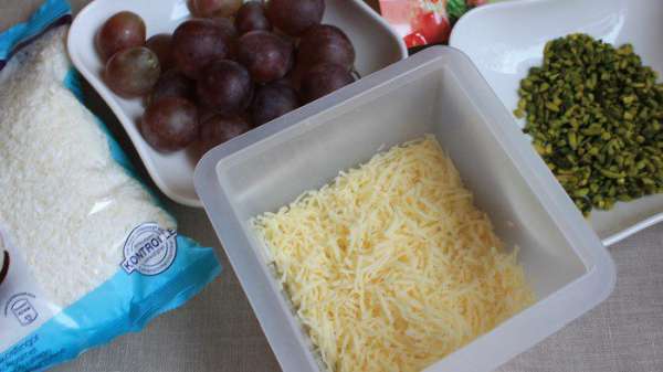 Такие продукты я взяла. Виноград надо взять крупный. Желательно без косточек.