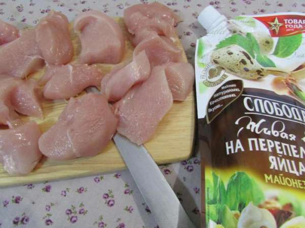 Куриное филе вымыть, просушить, нарезать небольшими кусочками. И пробить в блендере до однородности фарша. Куриное филе вымыть, просушить, нарезать небольшими кусочками. И пробить в блендере до однородности фарша.