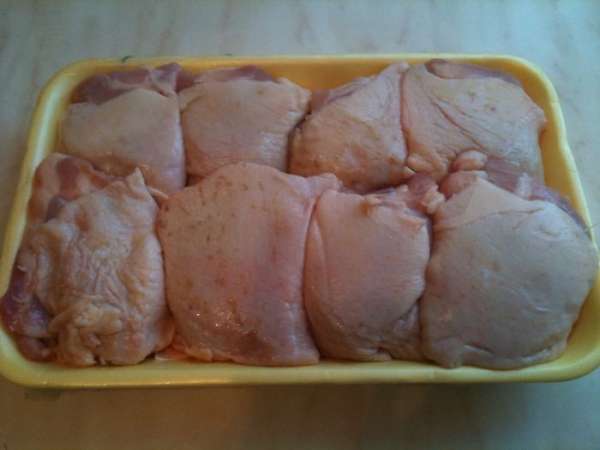 Порезать мясо вместе с кожей маленькими кубиками, примерно 1см х 1 см.