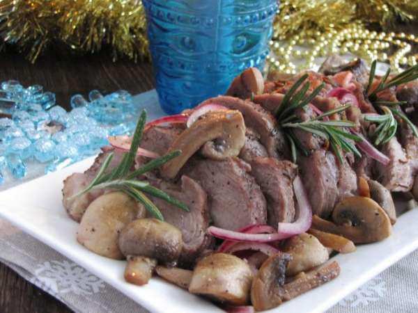 Убрать траву и лавровый лист, нарезать мясо на кусочки. Выложить на блюдо, сверху распределить шампиньоны с луком. Сразу же подавать на стол. Приятного аппетита и счастливого Нового года! Убрать траву и лавровый лист, нарезать мясо на кусочки. Выложить на блюдо, сверху распределить шампиньоны с луком. Сразу же подавать на стол. Приятного аппетита и счастливого Нового года!