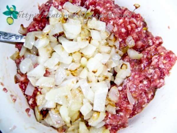 Сливки смешать с сыром, растопленным сливочным маслом, кукурузой. Добавить немного соли. Залить соусом тефтели. 