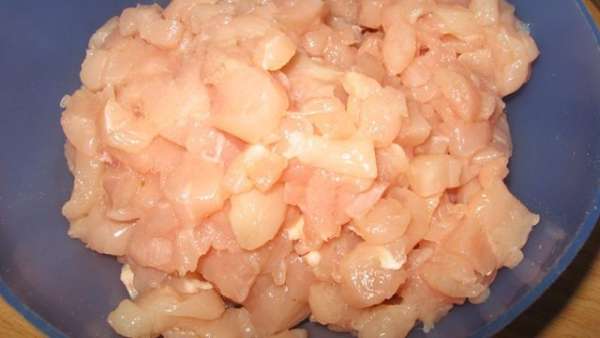 Самое трудоемкое - нарезать куриную грудку кубиками. Для удобства я ее подморозила (пальцы мерзнут, но резать в 100 раз удобнее) Самое трудоемкое - нарезать куриную грудку кубиками. Для удобства я ее подморозила (пальцы мерзнут, но резать в 100 раз удобнее)