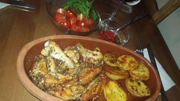 Подаем с острым соусом и овощами. Это очень вкусно! Приятного аппетита! Подаем с острым соусом и овощами. Это очень вкусно! Приятного аппетита!