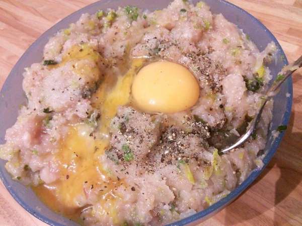 Делаем фарш из куриного филе, поджаренного бекона и лука (ещё горячего), добавляем яйцо, соль, перец и тимьян, соду на кончике ножа, тщательно вымешиваем. 