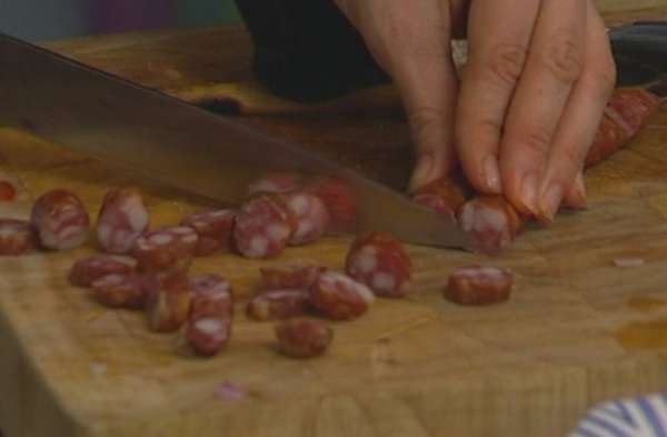 Охотничьи колбаски нарезать кусочками.