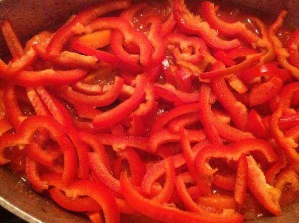 Получившимся соусом залить овощи и мясо,сверху уложить болгарский перец. Накрыть #39;гусятницу#39; крышкой, и поставить в духовку при температуре 180 градусов на 30 минут.