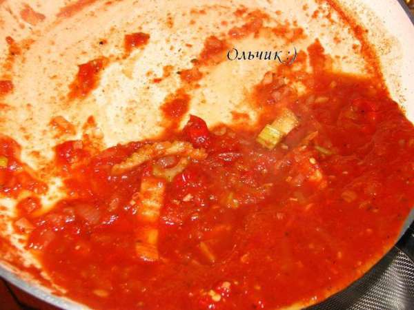 Тесто делаем по рецепту http://www.edimdoma.ru/retsepty/14221-domashnie-sous-i-testo-dlya-pitstsy-salsa-e-pasta-per-la-pizza-fatta-in-casa Для этого муку просеиваем и смешиваем с манкой. Добавляем воду, соль, дрожжи, оливковое масло, замешиваем тесто. Формируем шар, накрываем теплым влажным полотенцем, оставляем на час. Затем слегка разминаем тесто, разделяем на 6 частей. Используем 2 части, остальное отправляем в морозилку до востребования. Для соуса разводим томатную пасту в горячей воде. Пассеруем  мелкоискрошенный лук, чеснок и перец чили на оливковом масле. Добавляем сельдерей, затем разведенную томатную пасту, солим, перчим по вкусу, тушим на маленьком огне минут 10.