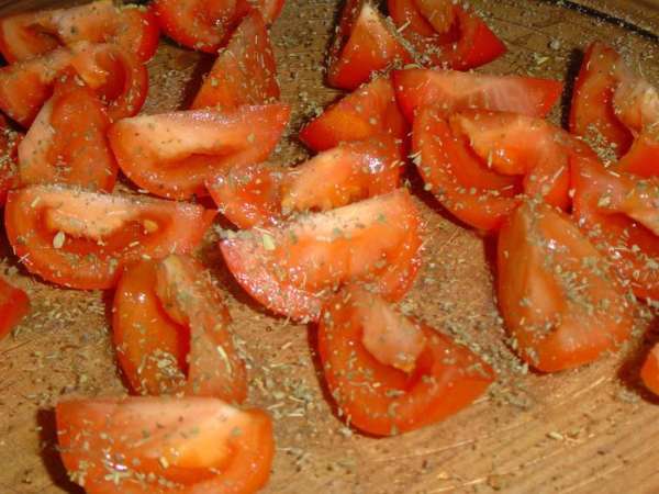 сбрызгиваем оливковым маслом и отправляем в микроволновую печь, включенную на самую большую мощность, на 5 минут. сбрызгиваем оливковым маслом и отправляем в микроволновую печь, включенную на самую большую мощность, на 5 минут.