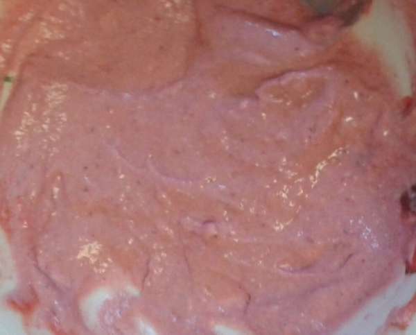 Сливки прогреть, смешать с сыром, медом и протертой клубникой. Все хорошо перемешать.