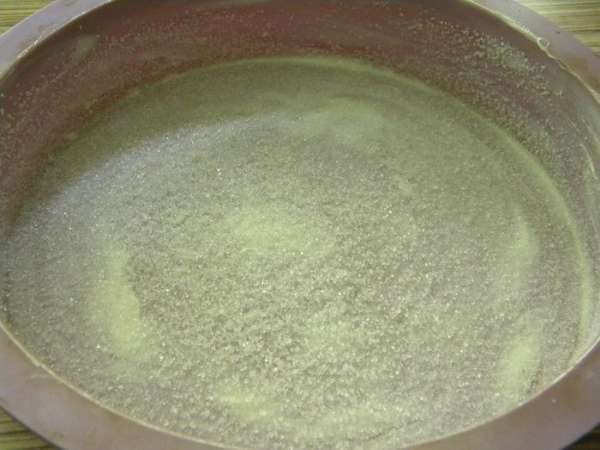 Включаем духовку на 160 гр. форму смазываем сл. маслом и посыпаем сахаром. Включаем духовку на 160 гр. форму смазываем сл. маслом и посыпаем сахаром.